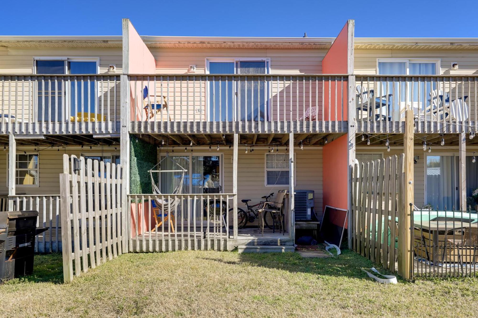 Walk To Atlantic Beach Townhome With Patio! Exterior photo